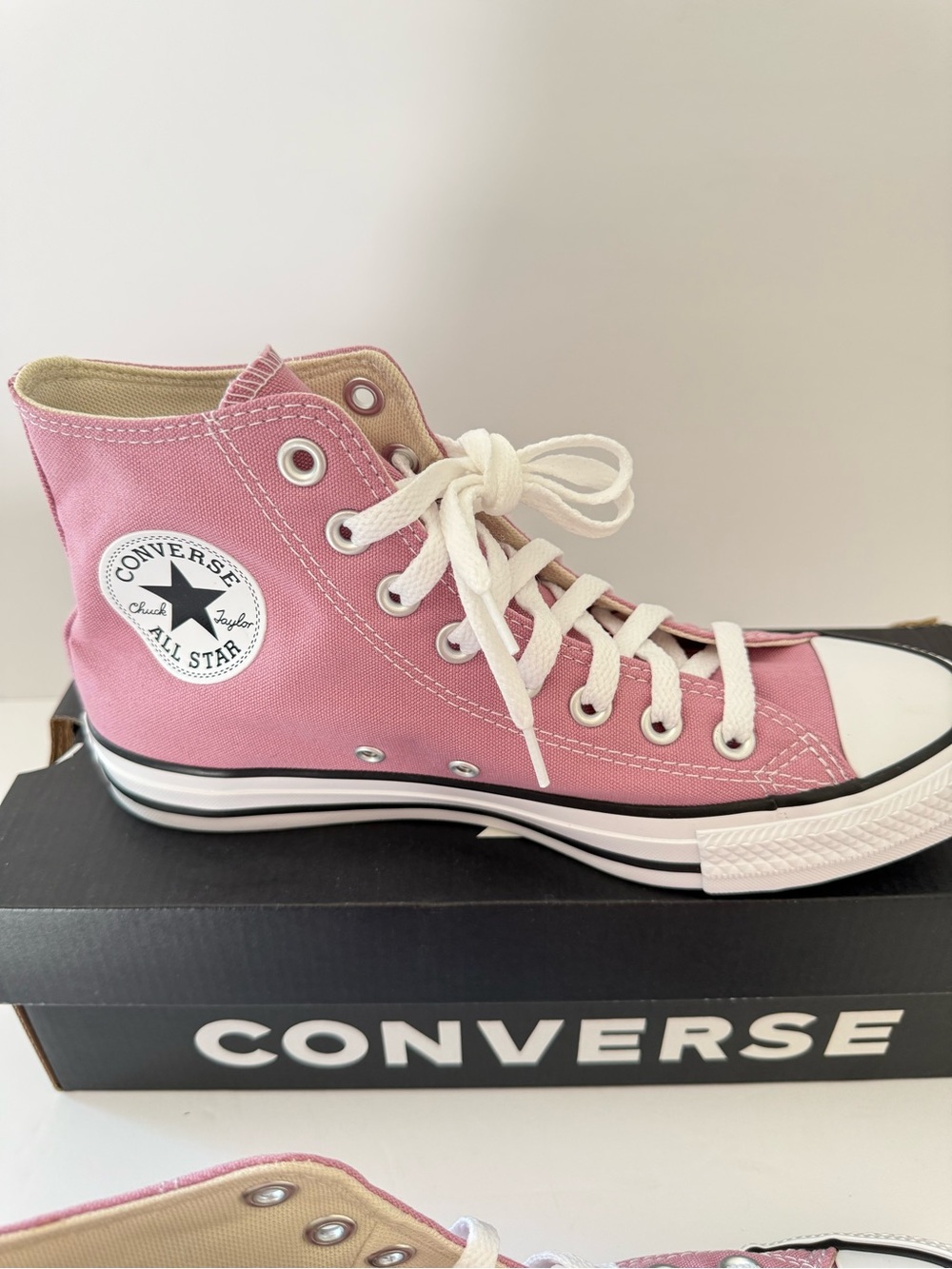 New Converse Women’s Shoes Size: 7.5